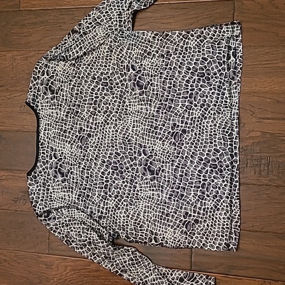 Natalie & Me long sleeve top with a black, white & grey giraffe pattern size 3X - Picture 2 of 7
